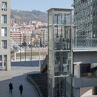 ascensor vertical Isozaki