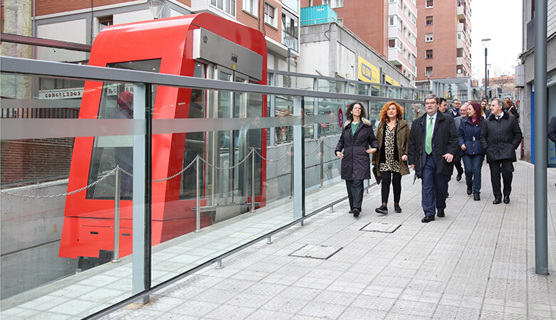 El Ayuntamiento de Bilbao inaugura los ascensores que conectan en Santutxu el Polideportivo de Txurdinaga con la campa y el metro de Basarrate